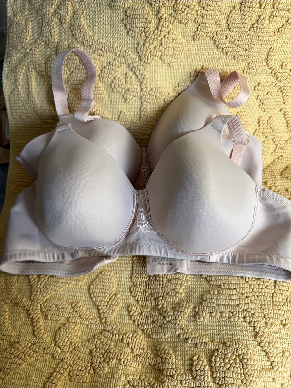 PREOWNED Vanity Fair Blush Smooth Molded Cups 40C
